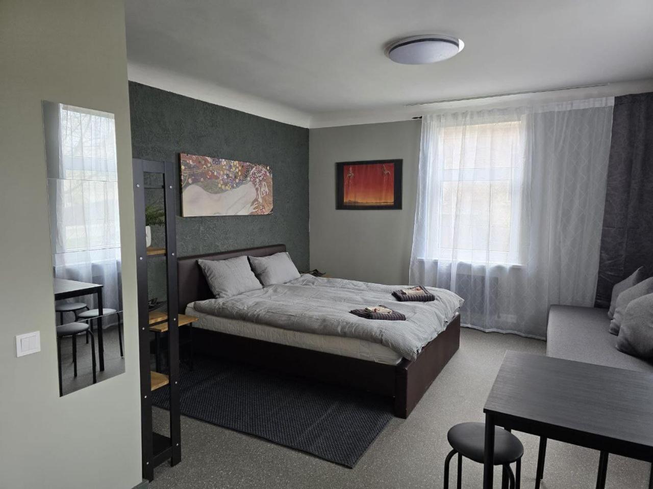 Апартаменти Old Over The River, Free Parking, Up To 4ppl. Self Check-in\out