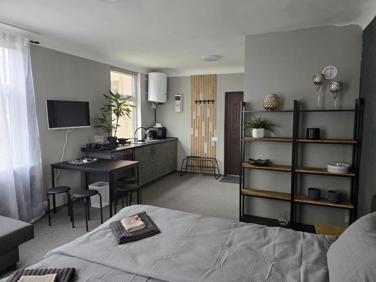 Апартаменти Old Over The River, Free Parking, Up To 4ppl. Self Check-in\out *