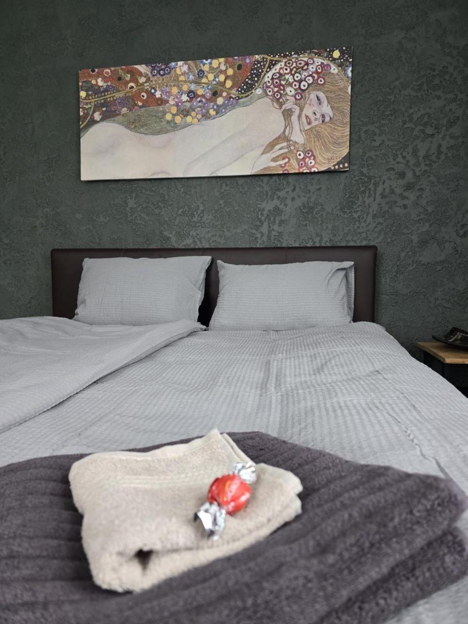 Апартаменти Old Over The River, Free Parking, Up To 4ppl. Self Check-in\out *