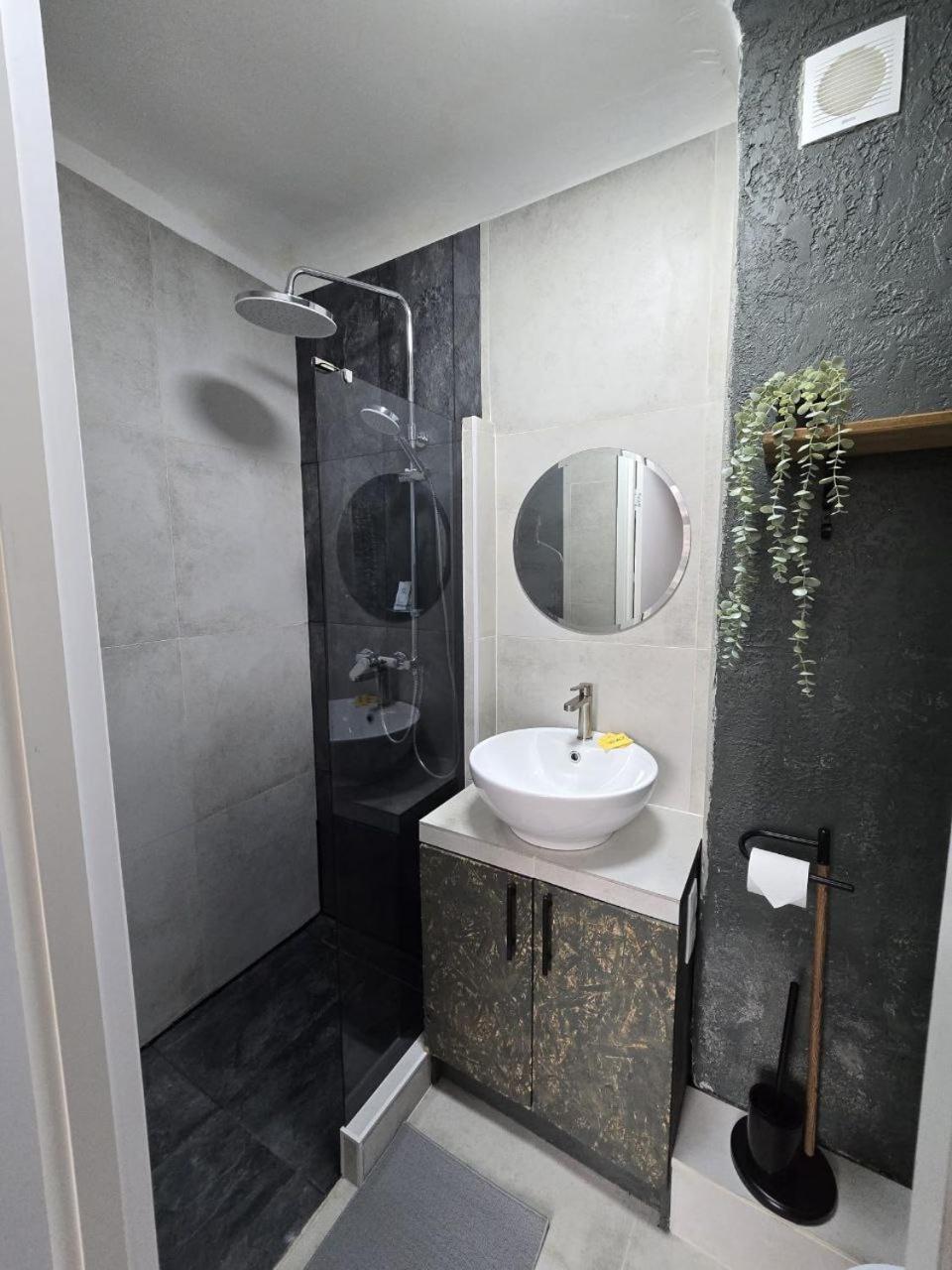 Апартаменти Old Over The River, Free Parking, Up To 4ppl. Self Check-in\out