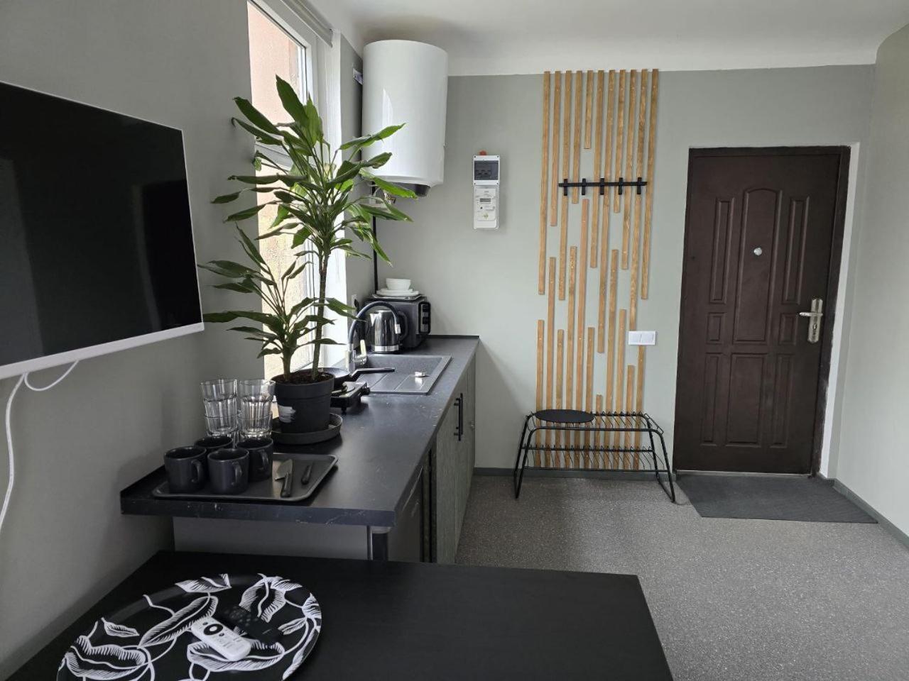 Апартаменти Old Over The River, Free Parking, Up To 4ppl. Self Check-in\out *