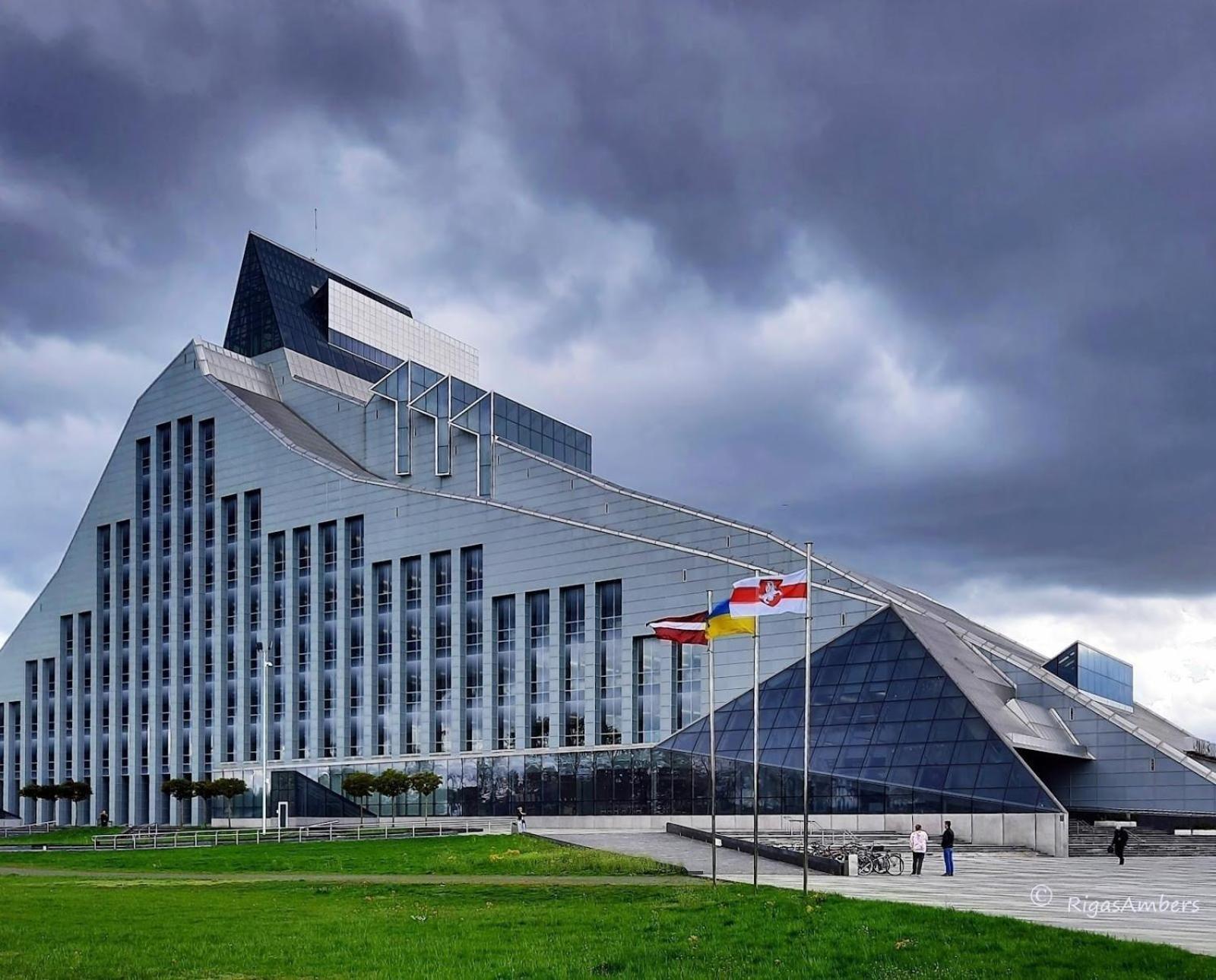 Апартаменти Old Over The River, Free Parking, Up To 4ppl. Self Check-in\out