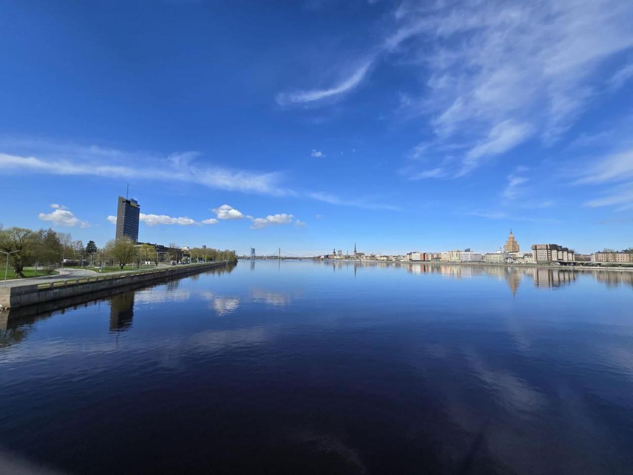 Апартаменти Old Over The River, Free Parking, Up To 4ppl. Self Check-in\out Рига